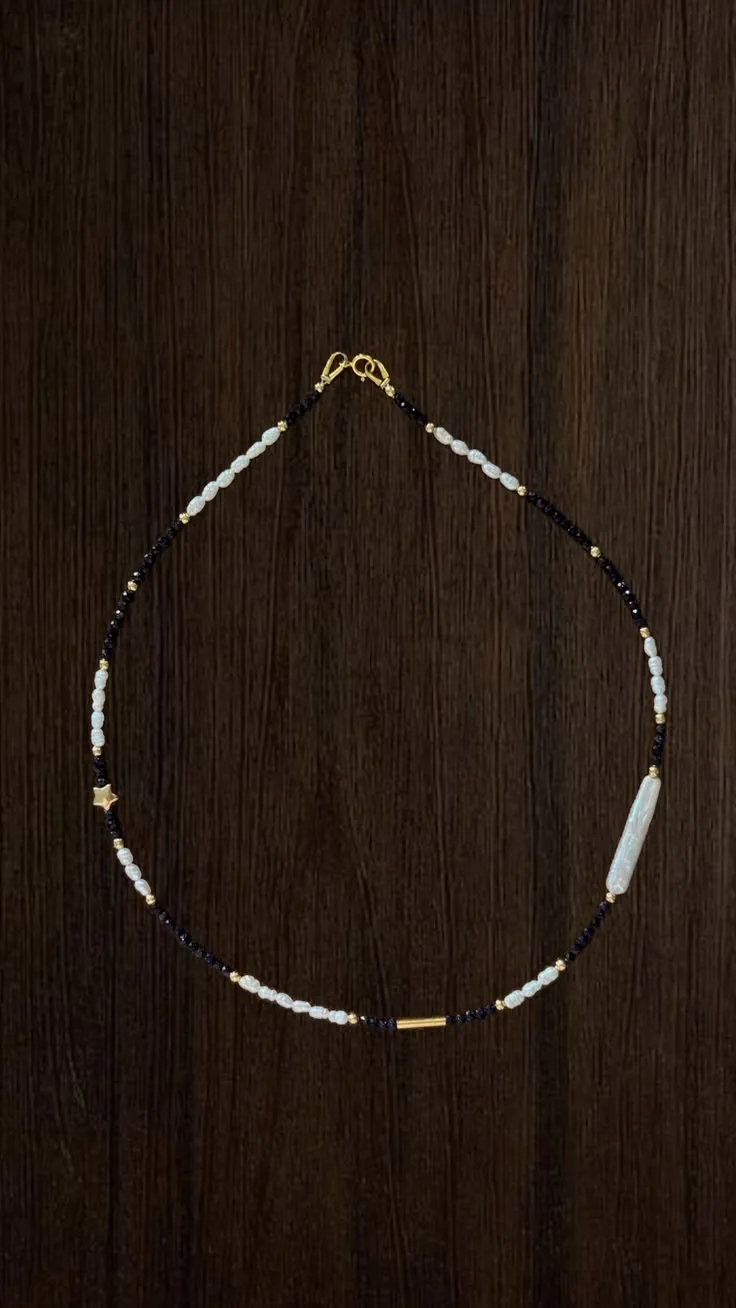 Necklace Busy · Classic — black lapis lazuli · white pearls · gold star