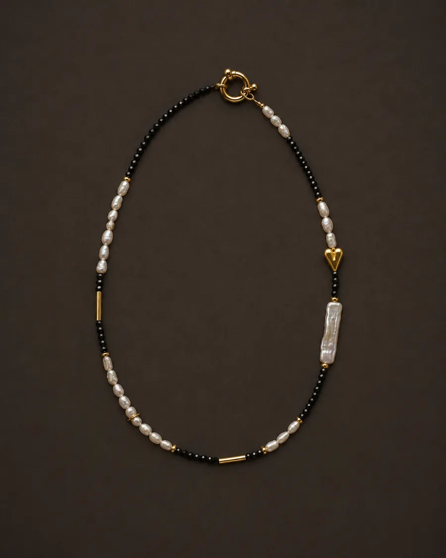 Colier Onyx · Inimă — onix negru · perle albe · inimioară aurită
